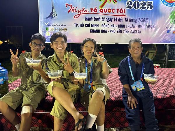 CÓ MỘT THỜI THANH XUÂN TA CÙNG NHAU CHÁY RỰC NHƯ LỬA TRẠI – Nguyễn Khánh Huy